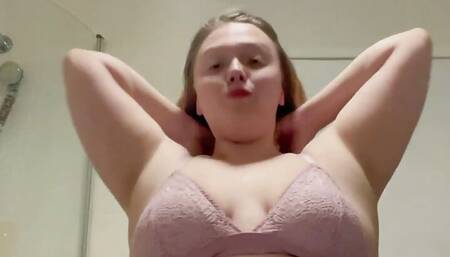 Watch TEEN Kinky Chloe record Herslf grtting ready