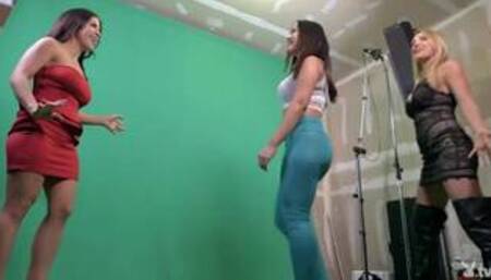 Playboy TV Discovers The Giantess Fetish With Katelyn Brooks & Astro Domina