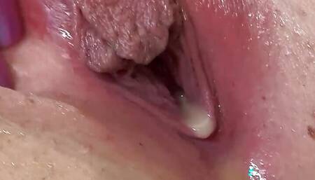 Beautiful Lisa Smiles uses a fuck machine and vibrator to orgasm