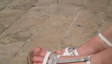 pieds odorant et transpirant d'une blonde française en talons à orléans, en public