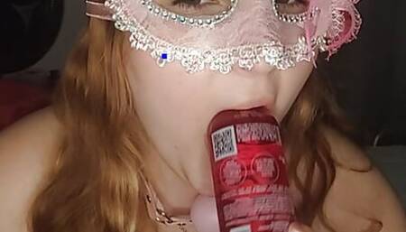 ruiva brincando com seu vibrador