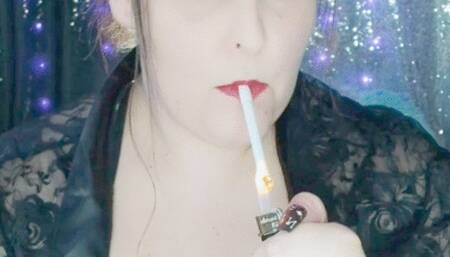 Nicki Pie smokes VS120s and masturbates