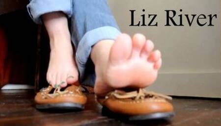 Preppy Liz River in Bass Shoes MP4