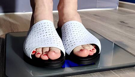 Under Dancing Lady Mara (Part 1) (4K)