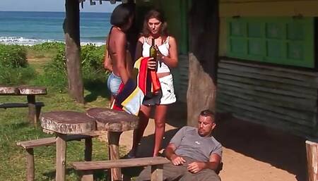 Zwei Babes gingen fur eine Wanderung dann wird geknallt