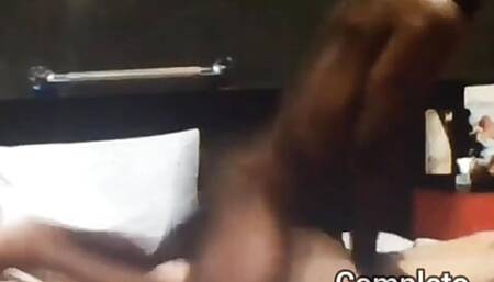 Casada tirou a camisinha pro amante gozar dentro pro corno manso limpar
