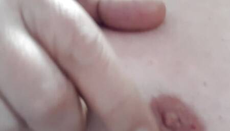 Acariciando mi tetilla. Caressing my nipple