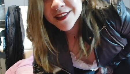 Vends-ta-culotte - Humiliation by sexy dominatrix in leather clothes