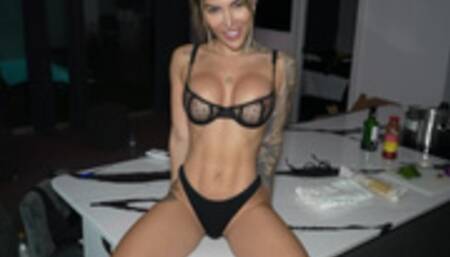 JOI - Casalinga tettona italiana ti fa segare e sborrare mentre prepara la pasta al pomodoro