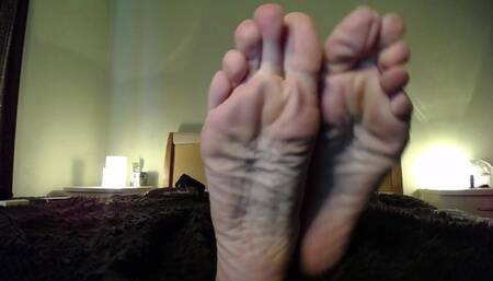 Worship my big wrinckled feet, foot perv!
