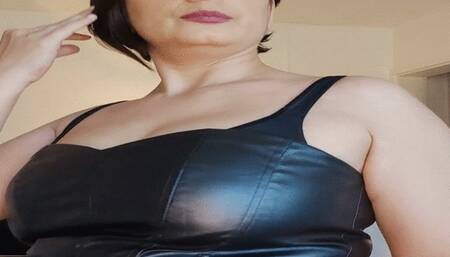 Mistress Roberta - Clean my feet for party