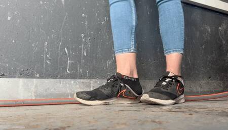 DIRTY SMELLY SNEAKERS KIRA - MP4 HD