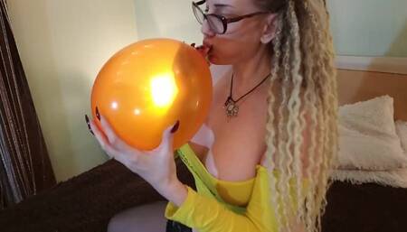 Pop ballon with red long nails