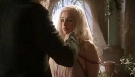 Emilia Clarke desnuda (Emilia Clarke)