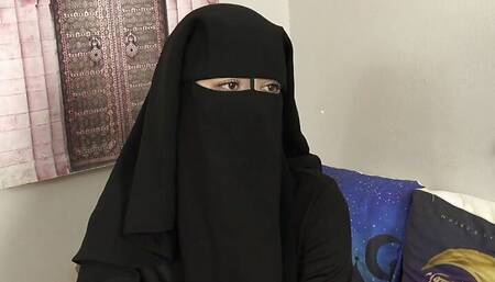 Niqab babe needs to learn Czech