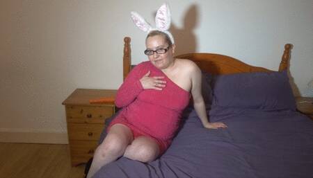 Bunny Girl in Pink fucking herself with carrot