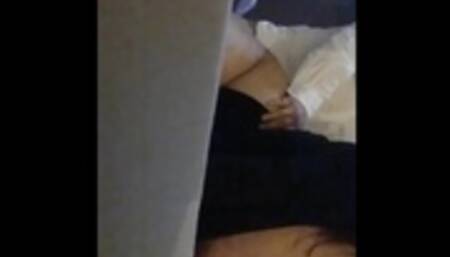 Me coco a mi vecino mientras mi esposo no está. Me hace gemir como puta