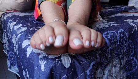 Dolce Amaran shows her nails, soles and toes xtreme close up - BBW - FEET - BAREFOOT - CLOSE UP - NAILS - WHITE NAILS - TOES - LONG TOES - SOLES