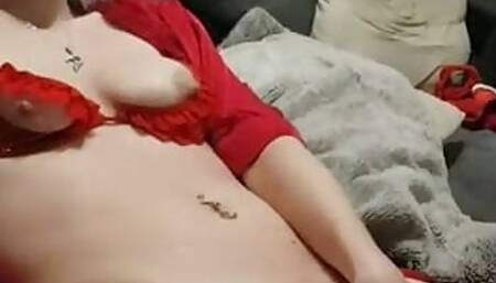 Je me masturbe sur le canape devant ma webcam