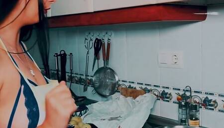 Vends-ta-culotte - Horny cooking recipe with sexy brunette woman