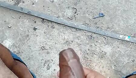 Bhabhi ko yaad karke lund hilaya aur paani nikala