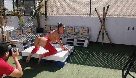 Este culo aceitoso no deja de moverse.\n\nThis oily ass won't stop moving