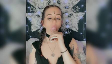 ???? watch this demon fuck herself