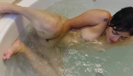 Te gustaría cojerme así en el Jacuzzi?