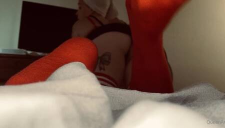 Tip this you foot freaks I wanna take my socks off for you ????\n\nYou need to worship my perfect toes ????