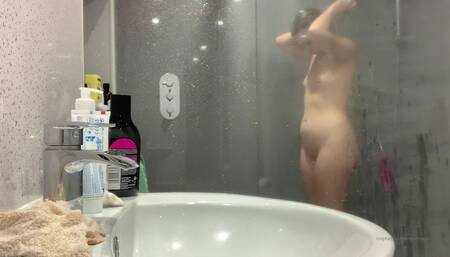 Not even close to the best voyeur video I’ve done. I will do another one with a lot more....messing around once I feel normal again ????\n\nFor now tho, enjoy spying on my shower