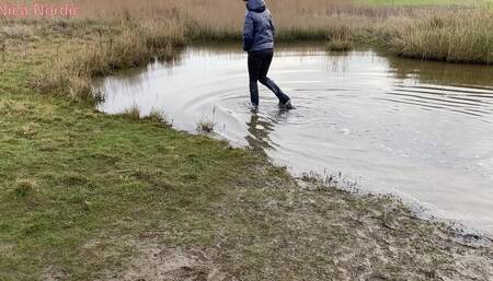 a little walk in Hunter wellies and puffer jacket