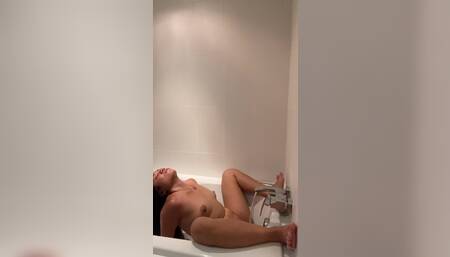 I love the way the water makes me feel good in my pussy .????????