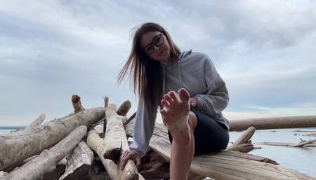 Dirty barefoot walking ????