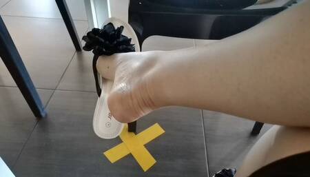 Exciting Italian woman's feet in a public bar full of people 1080HD