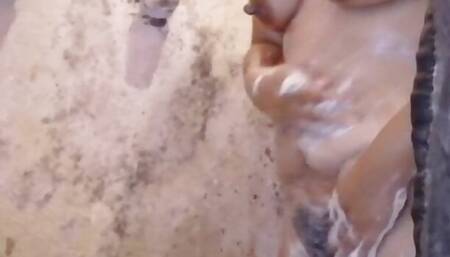 Yoana quiere tener una rica ducha mientras disfruta como toda latina de unos ricos manoseos por delante y por detras.