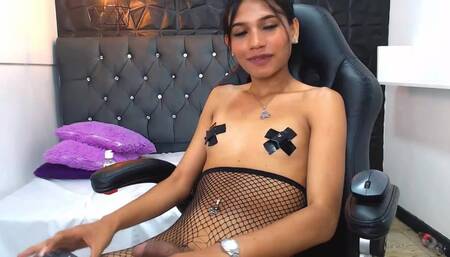BIG CUMSHOT FROM THE SEXIEST TRANS BABY