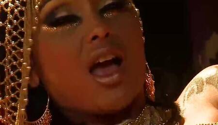 Priya Rai ist eine indische Prinzessin, die gerne hart fickt