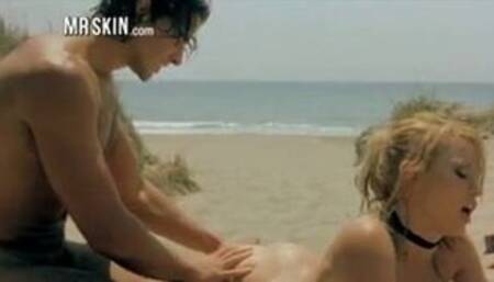 Fingers go deep in these hot celebs!