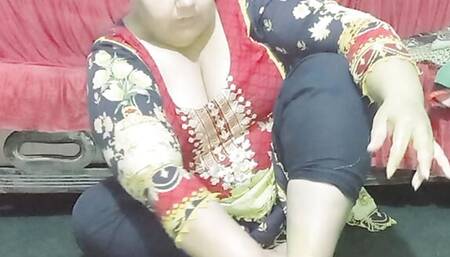 Pakistani House Wife clean Phudi