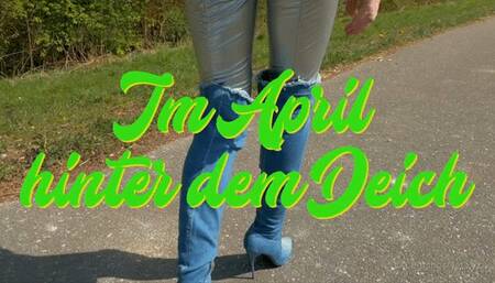 Behind the dyke in April - Im April hinter dem Deich