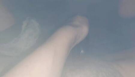 Je me masturbe dans mon lit