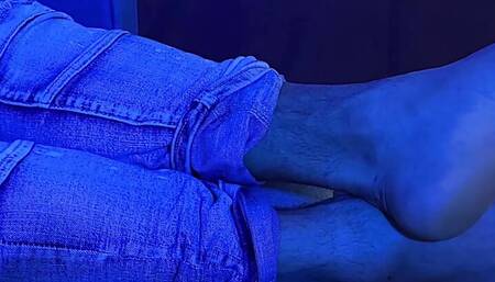 Hunk Maximus relaxes after work and shows off delicious feet