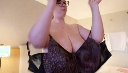 Long natural big boobed Lana Kendrick demonstrates how she wears her bra
