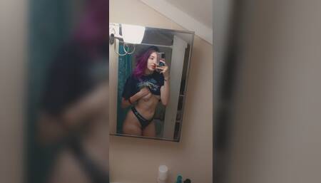 Playing with my wet pussy????