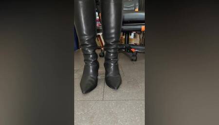 NEW VIDEO ????\nH i d i n g under my desk and squirting in my leggings like crazy, unsuccessfully trying to hold my moans. (Black boots, soaked  leggings and lots of squirt)