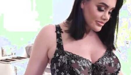 Emma Green latest photoshoot revealing her all natural 32G-26-34