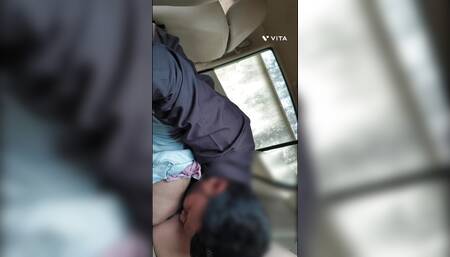 Car me Girlfriend ki chut me ungli kar ke Pani nikala