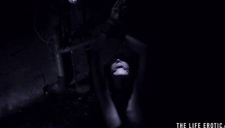 Bimbo's clit rubbing dirt