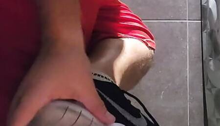 I take my shoes y show my feet