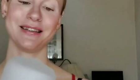 Die geile zierliche Julia liebt es, ihre beiden Locher beim Reiten eines Schwanzes zu benutzen